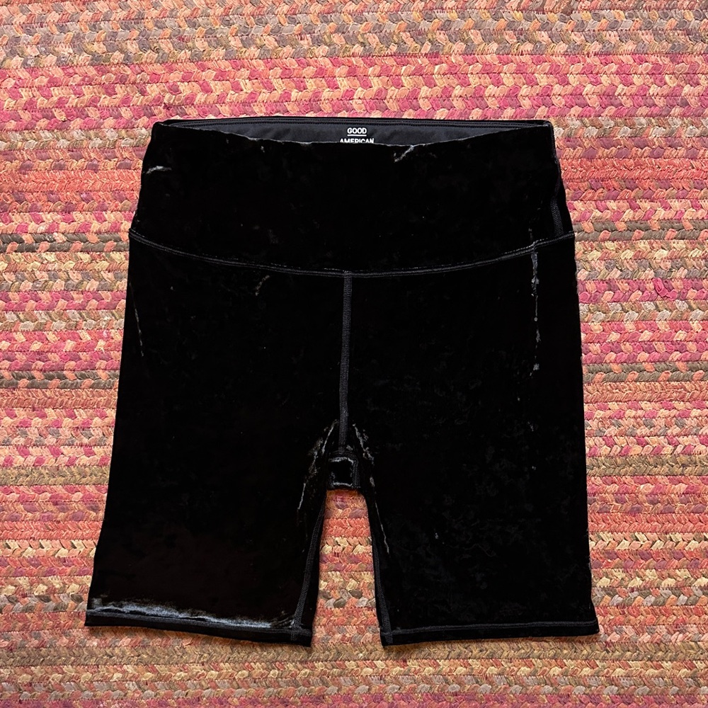 GOOD AMERICAN BLACK VELVET BIKE SHORTS